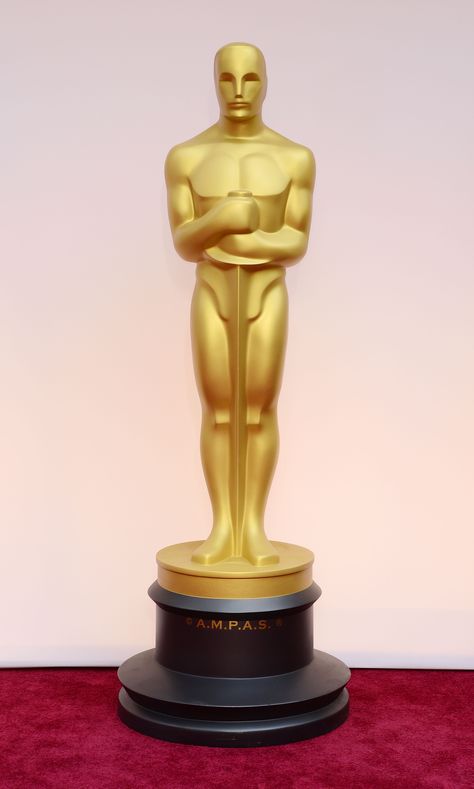 This Is How Much An Oscar Statue Is Actually Worth+#refinery29 Oscar Statue, Statue Of Liberty Drawing, Liberty Wallpaper, Statue Of Liberty Tattoo, Zeus Statue, Greek Mythology Statue, Liberty Tattoo, Apollo Statue, Jesus Statue