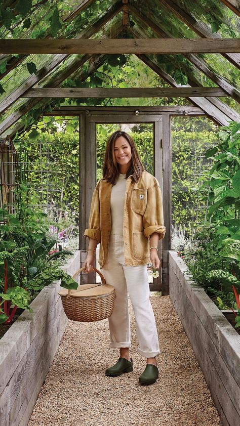 Jennifer Garner House, Rhea Wahlberg, Jennifer Garner Style, Mom Inspo, Makeup Station, Kitchen Fireplace, Nice Pictures, Farm Style, Garden Kitchen