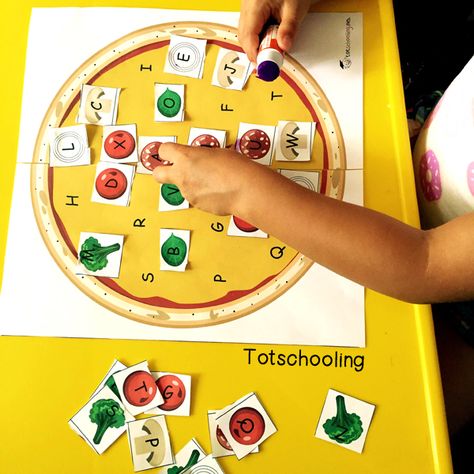 Make a Pizza: Free Letter Matching Activity Pizza Letter Matching, Italy Theme Preschool Activities, Preschool Italy Activities, Pizza Preschool Theme, Preschool Pizza Theme, Restaurant Activities For Kids, Pizza Activities For Preschool, Restaurant Theme Preschool, Italy Activities