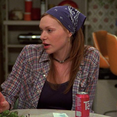 Donna wearing a bandana (2/3) Tv Show Hairstyles, 70s Outfits Spirit Week, Donna Pinciotti Outfits, Donna That 70s Show Outfits, Donna That 70s Show, That 70s Show Outfits, 70s Show Outfits, Wearing A Bandana, Donna Pinciotti