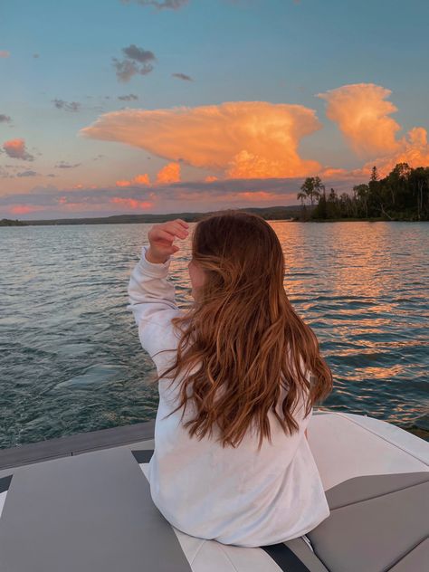 Lake Pictures By Yourself Boat, Fashion Aesthetic Summer, Aesthetic Boat, Clouds Sunrise, Boat Girl, Aesthetic Lake, Sunset Pic, Lake Photoshoot, Photos Sunset