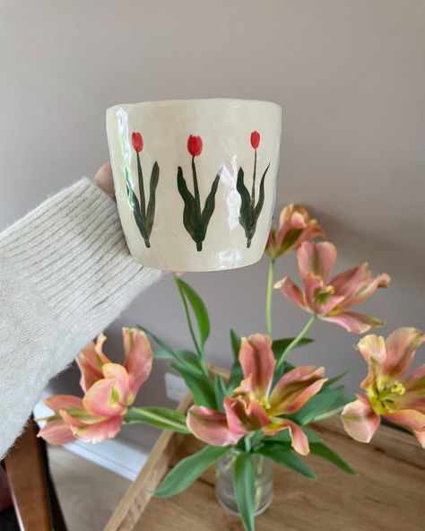 Tulip Pottery, Tulip Pottery Painting, Creative Space Keramik, Tulip Season, Diy Pottery Painting, Tulip Painting, Painted Vases, Diy Pottery, Ceramics Pottery Art