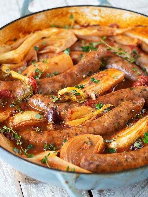 Are you craving easy comfort food right now? These baked Italian sausages with fennel, onion and other classic Italian flavours may be what you are looking for. This recipe is an easy and tasty way to bake sausages in the oven. Simply serve with your favourite pasta and you have a satisfying plate of comfort. Bake Sausage In Oven, Baked Italian Sausage, Baked Fennel, Italian Sausages, Fennel Recipes, Fennel Sausage, Easy Family Dinner, Sausage Dishes, Sausage Bake