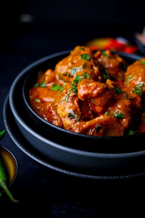 Chicken Do Pyaza, Harissa Chicken, Indian Chicken Recipes, Chicken Dishes Easy, Persian Cuisine, Cooking Tomatoes, Quick Dishes, Indian Chicken, Easy Chicken Curry