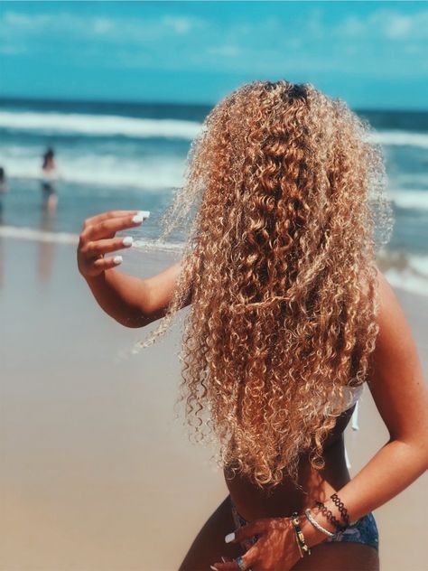 Blonde curly beach hair Curly Beach Hair, Summer Photos, Beach Hair, Photo Inspiration, Summer Vibes, Dreadlocks, Blonde, Long Hair Styles, Hair Styles