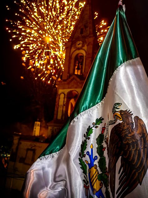 15 de septiembre, que orgullo ser mexicano. Mexico Asthetic Picture, Mexican Pfp, Mexico Independence Day, Mexican Aesthetic, Mexico Wallpaper, Mexican Independence Day, Hispanic Aesthetic, Danny Ocean, Latino Art