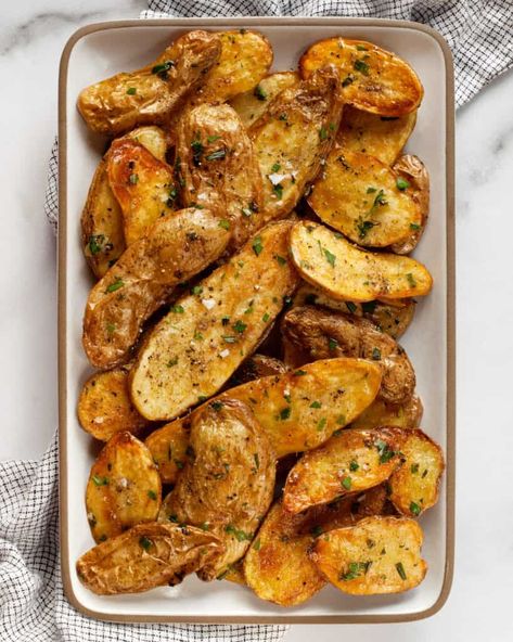 Finger Potatoes, Fingerling Potatoes Recipes, Potato Varieties, Roasted Fingerling Potatoes, Potatoes In Oven, Ny Food, Herb Roasted Potatoes, Roasted Potato Recipes, Fingerling Potatoes