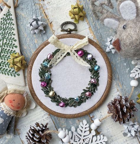 Christmas Wreath Embroidery, Embroidered Wreath, Wreath Embroidery, Anchor Threads, Pastel Christmas, Seasonal Wreaths, Creative Embroidery, Embroidery Hoop Art, Hoop Art