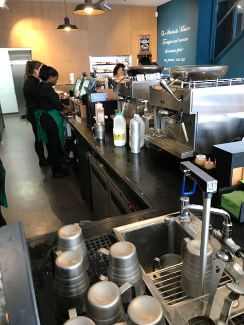 Romanticizing Work, Cocktail Station Bar, Barista Aesthetic, Starbucks Employee, Job Aesthetic, Street Food Business, Café Aesthetic, Cafe Counter, Coffee Bar Design