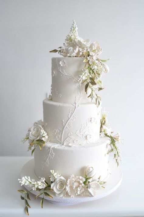 Wedding Cake Designs 3 Tier Floral, Real Flowers On Wedding Cake, Wedding Cake 3 Tier Elegant, 3 Tier Wedding Cake Elegant, Wedding Cake Princess, White Floral Wedding Cake, Wedding Cake Lace, Wedding Cake 3 Tier, Svadbene Torte