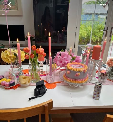 Gals Brunch, Birthday Ideas Balloons, Sushi Tumblr, Birthday Cake Aesthetic, 17. Geburtstag, Stick Candles, Tall Candles, Fest Temaer, Cake Aesthetic