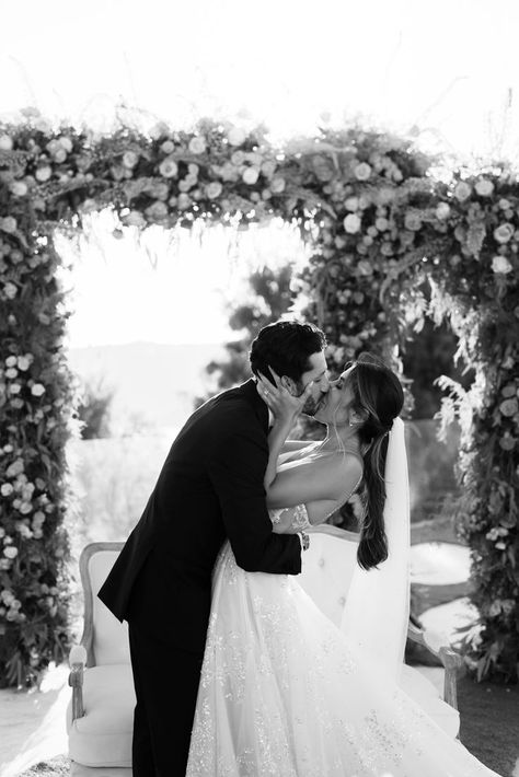 First Kiss Wedding, Kiss Wedding, Wedding Portrait Poses, Bride Groom Photos, Wedding Picture Poses, Wedding Engagement Photos, Beautiful Picture, First Kiss, Portrait Poses