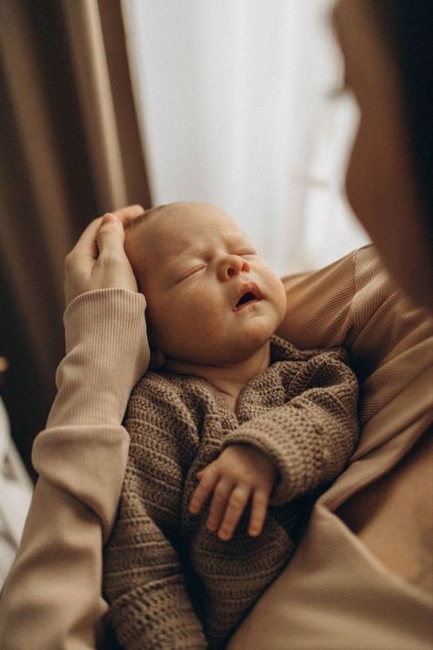 Family Photo Newborn, Documentary Style Newborn Photography, Newborn Photo Ideas At Home, Newborn Home Session, New Borned Baby Photo, Family Newborn Pictures At Home, Newborn Pics At Home, At Home Baby Photoshoot, Newborn Family Shoot