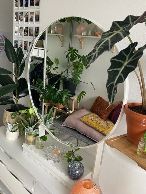 Plantmom Aesthetic, Dorm Room Styles, Plant Room, Wallpaper Home Decor, Bedroom Bliss, House Furniture, Room Inspiration Bedroom, Room Ideas Bedroom, Aesthetic Bedroom