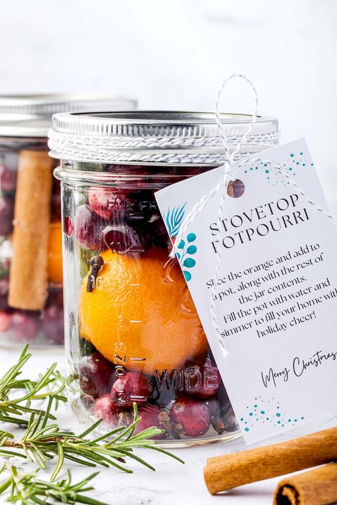 christmas potpourri in a jar Potpourri Jars, Holiday Potpourri, Homemade Potpourri, Potpourri Gift, Free Printable Christmas Gift Tags, Christmas Gifts For Teachers, Simmer Pots, Simmer Pot Recipes, Potpourri Recipes