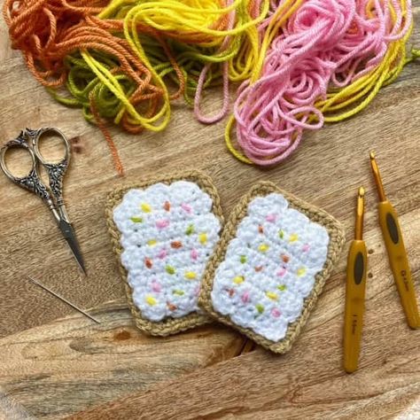 Crochet Pop Tart, Crochet Kindle Sleeve, Tart Mini, Crochet Woodland, Santa Applique, Yarn Project, Crochet Tree, Applique Ideas, Pop Tart