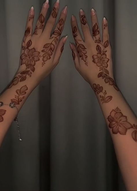 Henna Aesthetic Photography, Wedding Henna Designs Simple, Heena Design Cute, Khaliji Henna Design, Henna Designs Hand Beautiful, Trendy Henna Designs, Heena Mehendi Designs, Henna For Wedding, Dainty Henna