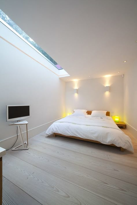 Basement Bedroom : Scandinavian style bedroom by Gullaksen Architects. https://www.homify.co.uk/ideabooks/28458/5-homes-that-maximise-natural-light Natural Bedroom Design, Bedroom Scandinavian Style, Small Basement Bedroom, Scandinavian Style Bedroom, Basement Conversion, Basement Guest Rooms, Bedroom Scandinavian, Basement Lighting, Natural Bedroom