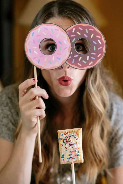 Rory And Lorelai, Gilmore Girls Party, Donut Theme Party, Donut Photos, Donut Decorating Ideas, Doughnut Party, Diner Food, Donut Themed Birthday Party, Theme Party Ideas