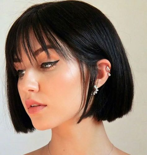 Short Black Hair, Hair Color Options, Bob Haircut With Bangs, Shot Hair Styles, Short Bob Haircuts, Penteado Cabelo Curto, Trendy Hair, Hair Stylist Life, Short Hair Haircuts