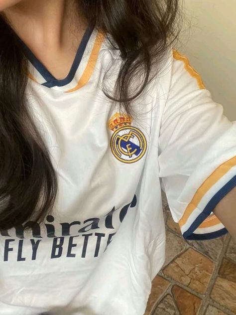 Real Madrid Pfp, Real Madrid Girl, Madrid Girl, Madrid Outfits, Real Madrid Shirt, Fake Photo Short Hair, Real Madrid Team, Tennis Aesthetic, Twitter Header Pictures