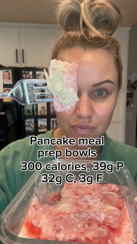 Janelle Rohner | Pancake meal prep bowls 300 calories, 39g P 32g C, 3g F inspo: @Brynley Joyner 1/4 cup apple sauce, 1/3 cup pancake mix (kodiac) 1/2 cup… | Instagram High Protein Pancake Bowl, Pancake Meal Prep, Protein Plan, Brynley Joyner, Janelle Rohner, Tonya Spanglo, 300 Calorie Breakfast, Low Calorie Pancakes, High Protein Pancakes