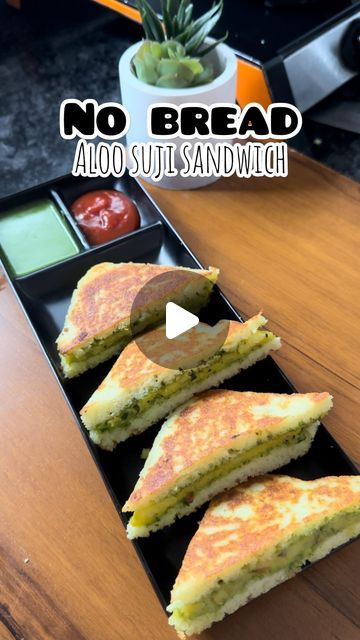 Sandwich No Bread, Suji Recipes Indian, Bread Sandwich Recipe Indian, Aloo Sandwich Recipe, No Bread Sandwich, Suji Recipe, Onion Curry, Aloo Masala, Chutney Sandwich