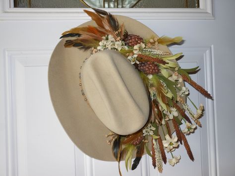 cowboy hat Diy Cowboy Hat Decoration, Cowboy Hat Wall, Cowboy Hat Crafts, Western Wreaths, Cowboys Wreath, Horseshoe Crafts Projects, Cowboy Crafts, Hat Wall, Western Crafts