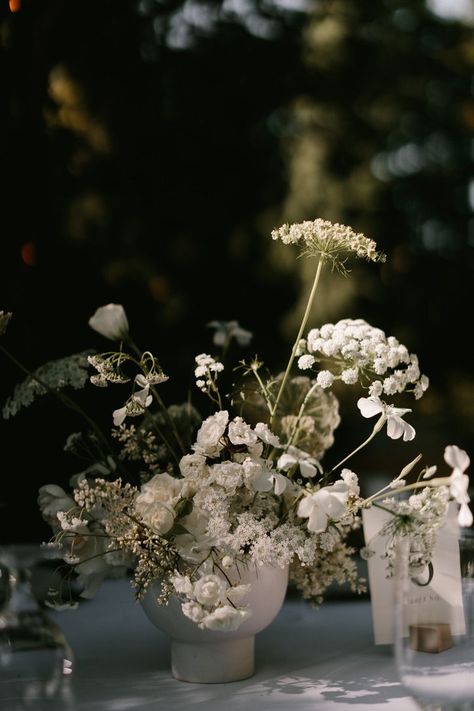 Green And White Whimsical Wedding, White Wedding Florals Tables, Chic Minimal Wedding, Wedding White Floral Centerpieces, Whimsical White Wedding Flowers, 2024 Wedding Floral Trends, Modern White Floral Arrangements, Black And White Garden Party, Black And White Flowers Wedding