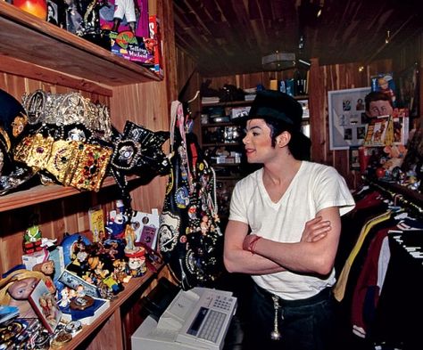 A secret room was discovered in Michael Jackson's Neverland Ranch where hundreds of fan letters and gifts had been kept for years. Michael Jackson House, Harry Benson, Neverland Ranch, Michael Jackson Neverland, Hee Man, Michael Jackson Wallpaper, Michael Jackson Rare, Photos Of Michael Jackson, Joseph Jackson