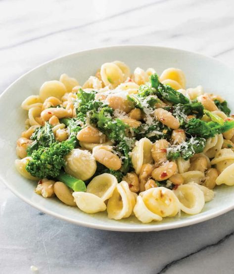 Orecchiette with Broccoli Rabe and White Beans - Daily Mediterranean Diet Broccoli Rabe Sausage And White Beans, Rapini And White Beans, Broccoli Rabe Pasta Recipes, Broccoli Rabe Pasta, Orecchiette Broccoli, Spicy Broccoli, Weeknight Pasta, Meat Meals, Whole Wheat Spaghetti