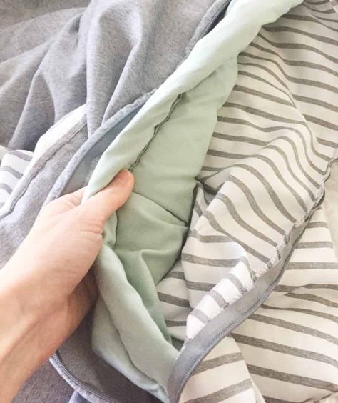 This is a quick tutorial on how to keep a duvet cover in place with fabric tape. No more pesky shifting duvet cover inserts! Duvet Cover Tutorial, Diy Duvet, Duvet Cover Diy, Cheap Farmhouse Decor, Sew Projects, Farmhouse Decorating, Best Duvet Covers, Room Bedding, Blogger Inspiration