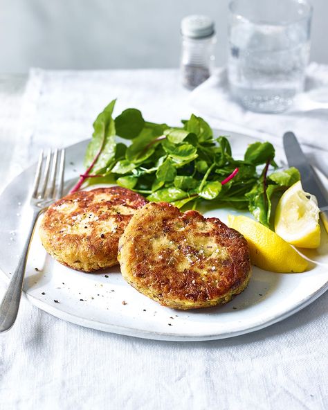 Struggling to make it to payday? These simple sardine fishcakes only cost £1.06 per head! That's less than a fiver for the whole meal. Chicken Croquettes Recipe, Easter Feast, Chicken Croquettes, Croquettes Recipe, Hot Bread, Delicious Magazine, Crab Cakes, Croquettes, Crispy Chicken