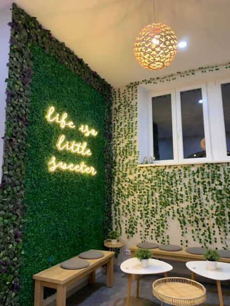 Instagram Cafe Interior, Juice Cafe Design Ideas, Small Aesthetic Cafe Interior, Small Tea Cafe Interior Ideas, Cafe Aesthetic Decor, Outdoor Cafe Wall Design, Small Cafe Aesthetic Interior Design, Pet Cafe Aesthetic, Boba Cafe Interior