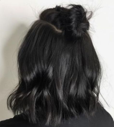 Black Short Hair Aesthetic, Dark Academia Hairstyle, Academia Hairstyle, Black Hair Bun, Dark Black Hair, Hear Style, Black Hair Aesthetic, Short Dark Hair, Tumblr Hair