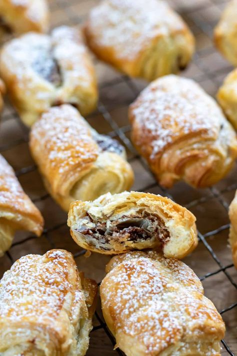 Puff Pastry Chocolate, Puff Pastry Cookies, Bite Size Breakfast, Recipes Using Puff Pastry, Easy Crescent Roll Recipes, Pastry Rolls, Nutella Puff Pastry, Puff Pastry Recipes Dessert, Pastries Recipes Dessert