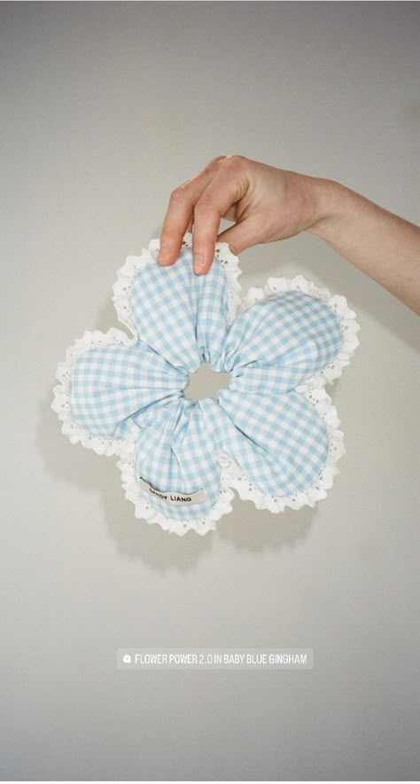 Flower Scrunchies Diy, Creative Scrunchie Ideas, Sew Hair Accessories, Sewing Scrunchies, Sewn Accessories, Accessories Sewing Patterns, Sew Accessories, Diy Hair Scrunchies, Diy Hair Accessories Ribbon