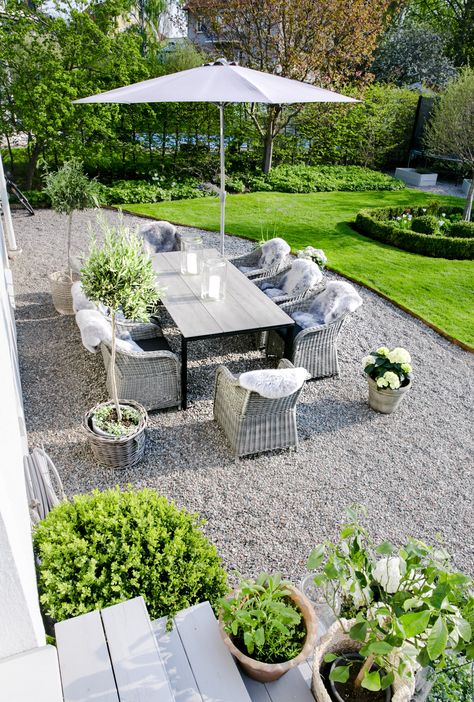 Pea Gravel Patio, Gravel Patio, Backyard Garden Landscape, Gravel Garden, Outdoor Garden Decor, Landscaping Design, Easy Garden, Outdoor Dining Table, Backyard Decor