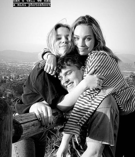 Trio Hugging Reference, 3 People Hugging, Poly Couple, Hug Pose, Sibling Photography Poses, Hug Pictures, Friends Hugging, Sibling Poses, Sibling Photography