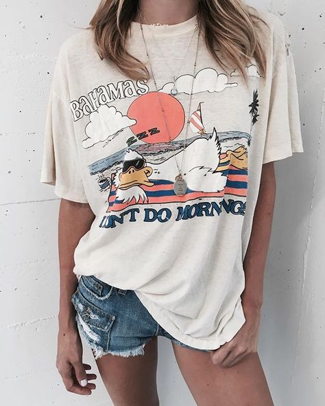 I don't do mornings | Vintage tees just hit the site #MATEvintage College Wardrobe, Denim Shorts Outfit, Outfit Essentials, Outfit Trends, Clothing Essentials, Fashion Mode, Looks Style, Hippie Style, Outfits Casuales