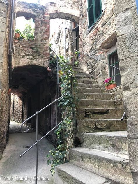 Luxury Bar Design, Coloured Houses, Nooks And Crannies, Genoa Italy, Colorful Houses, Cinque Terre Italy, Italian Landscape, Travel Diaries, Places In Europe