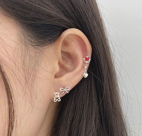 Minimalist Ear Piercings, Piercing Inspo, Cool Ear Piercings, Pretty Ear Piercings, Cute Ear Piercings, Cute Piercings, Jewelry Tattoo, Piercing Ideas, Ear Piercing