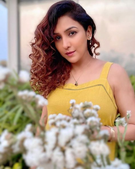 Neeti Mohan gained popularity through her first song ‘Ishq Wala Love’ from Student of the Year (2012). The singer has got not only a melodious voice but also a very beautiful appearance. She has a huge fan following who never fail to appreciate her splendid style. #bollywood #bollywoodsinger #music #indiansingers #bollywoodmusic #song #indianmusic #celeb #trending #celebrity #sreyaghosal Neeti Mohan, Student Of The Year, Indian Music, Bollywood Music, Diva, The Year, Actresses, Fan, Songs