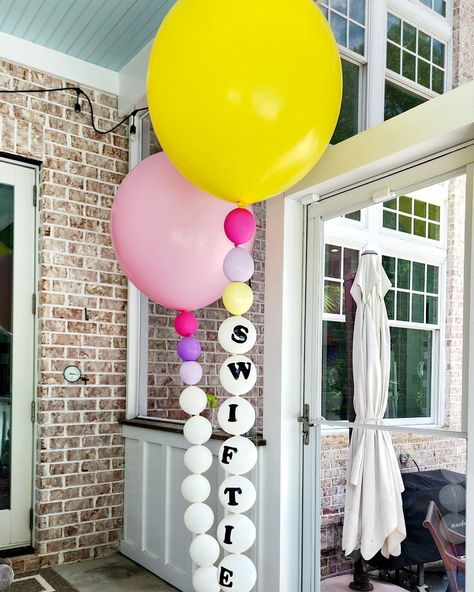 Taylor Swift birthday balloon decor Taylor Swift Balloon Backdrop, Diy Taylor Swift Party Decor, Taylor Swift Centerpieces, Taylor Swift Pool Party, Taylor Swift Balloons, Taylor Swift Party Ideas Decoration, Taylor Swift Decor, Birthday Balloon Decor, Taylor Swift Birthday Party Ideas