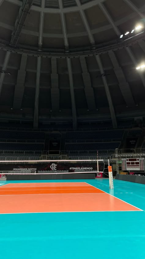 Volleyball Ground, Volleyball Wallpaper Aesthetic, Wallpaper Volleyball, Volleyball Serve, Volleyball Motivation, Volleyball Aesthetic, Volleyball Wallpaper, Indoor Volleyball, Volleyball Poses