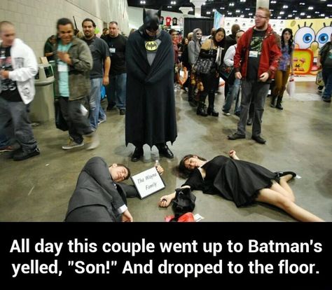 Dr Thomas and Mrs Martha Wayne cosplay. It's balsy but that's why it's a great idea. Marvel Family, Family Cosplay, The Bat Man, Batman Cosplay, Couple Running, Wayne Family, Whatsapp Videos, Univers Dc, Dc Memes