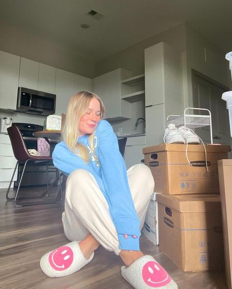 Move In Day Pictures, Moving Day Aesthetic, Cutest Apartment, College Move In Day, Moving Aesthetic, V Happy, Move In Day, Cute Apartment, In Denial