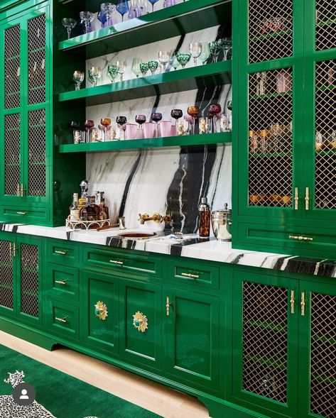 2020 Kitchen Trends, Green Kitchen Designs, Dark Green Kitchen, Classic White Kitchen, Green Kitchen Cabinets, Kitchen Design Trends, Green Cabinets, Smart Kitchen, Kitchen Trends