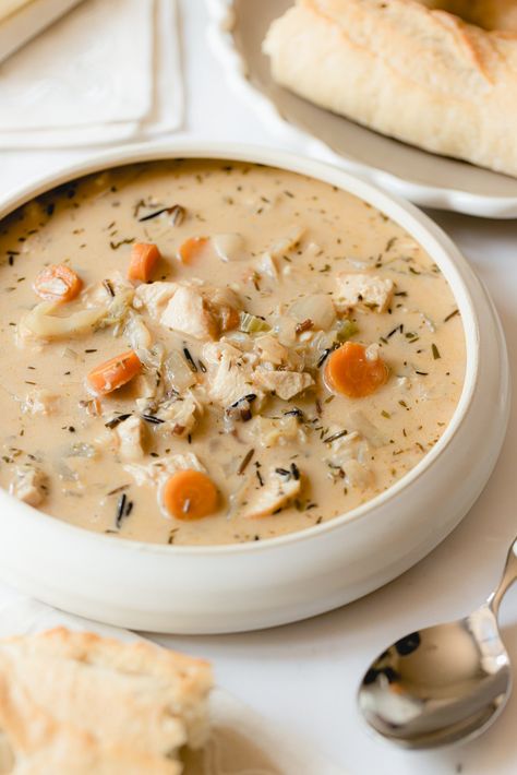 Discover how to recreate the beloved Creamy Panera Chicken and Wild Rice Soup at home with this easy copycat recipe! Hardy Winter Meals, Panera Bread Chicken And Wild Rice Soup, Panera Chicken And Wild Rice Soup, Hardy Soups, Camp Soup, Hardy Soup, Chicken Avocado Melt, Creamy Chicken And Wild Rice, Panera Recipes