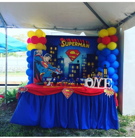 Superman Themed Birthday Party, Superman Centerpiece Ideas, Superman Balloon Garland, Superman 1st Birthday Party, Superman Birthday Party Decorations, Superman Backdrop, Superman Birthday Party, Superman Cakes, Superman Party